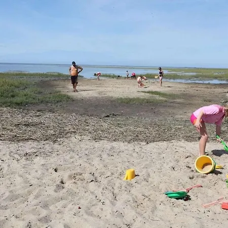 With 4 Bedrooms Spieka-Neufeld